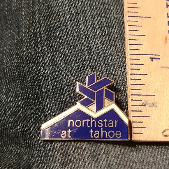 Vintage Ski Resort Pin - Picture 2 of 3